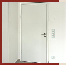 Zimmertüre mit verdeckten Bändern und stumpfeinschlagendes Türblatt - putzbündiger Einbau 