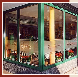 Holz-Aluminium-Fensterelement eines französischen Restaurants in München 